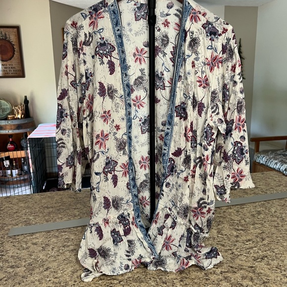 Maurices Tops - Maurice’s Lightweight Floral Kimono Cardigan blouse in White, Blue & Burgundy